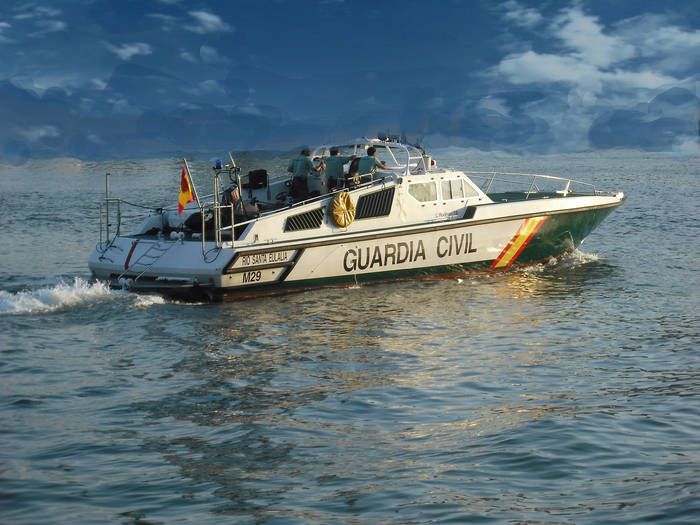 Una embarcación de la Guardia Civil patrulla en aguas del Estrecho.