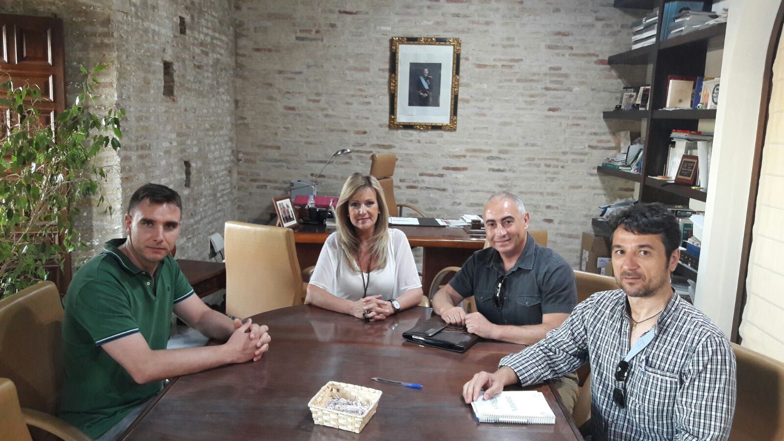 De izquierda a derecha: Ricardo Rodríguez (vocal de AUGC en Bujalance), Elena Alba (alcaldesa de Bujalance), Francisco Cruz (institucionales de AUGC), Juan Ostos (secretario provincial de AUGC).