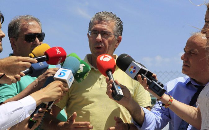 Francisco Granados, ayer, atendiendo a los medios a su salida de prisión.