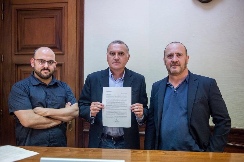 Alberto Moya, secretario general de AUGC, con el escrito presentado. Le acompañan Luis Vioque (izda.), secretario nacional de Acción Asociativa de AUGC, y Juan Antonio García Momblona, secretario nacional de Finanzas.