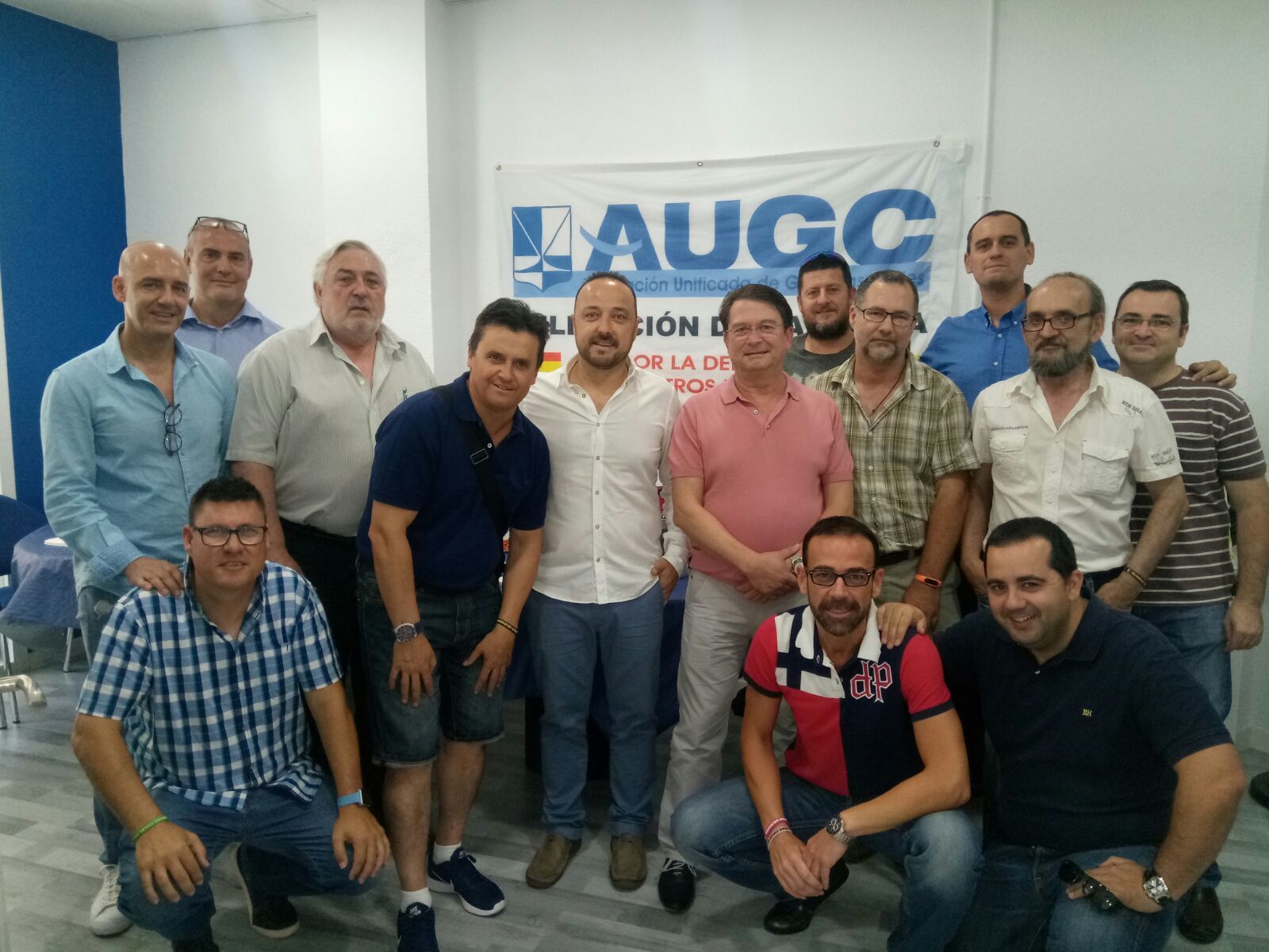 Representantes de AUGC y otras asociaciones, en la nueva sede de Valencia.