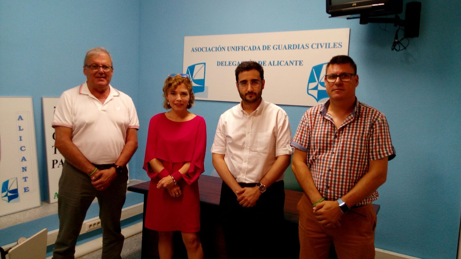 Los representantes de AUGC posan con los diputados de Ciudadanos.