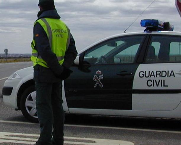 La valiente actuación del guardia civil evitó una posible desgracia en la carretera.