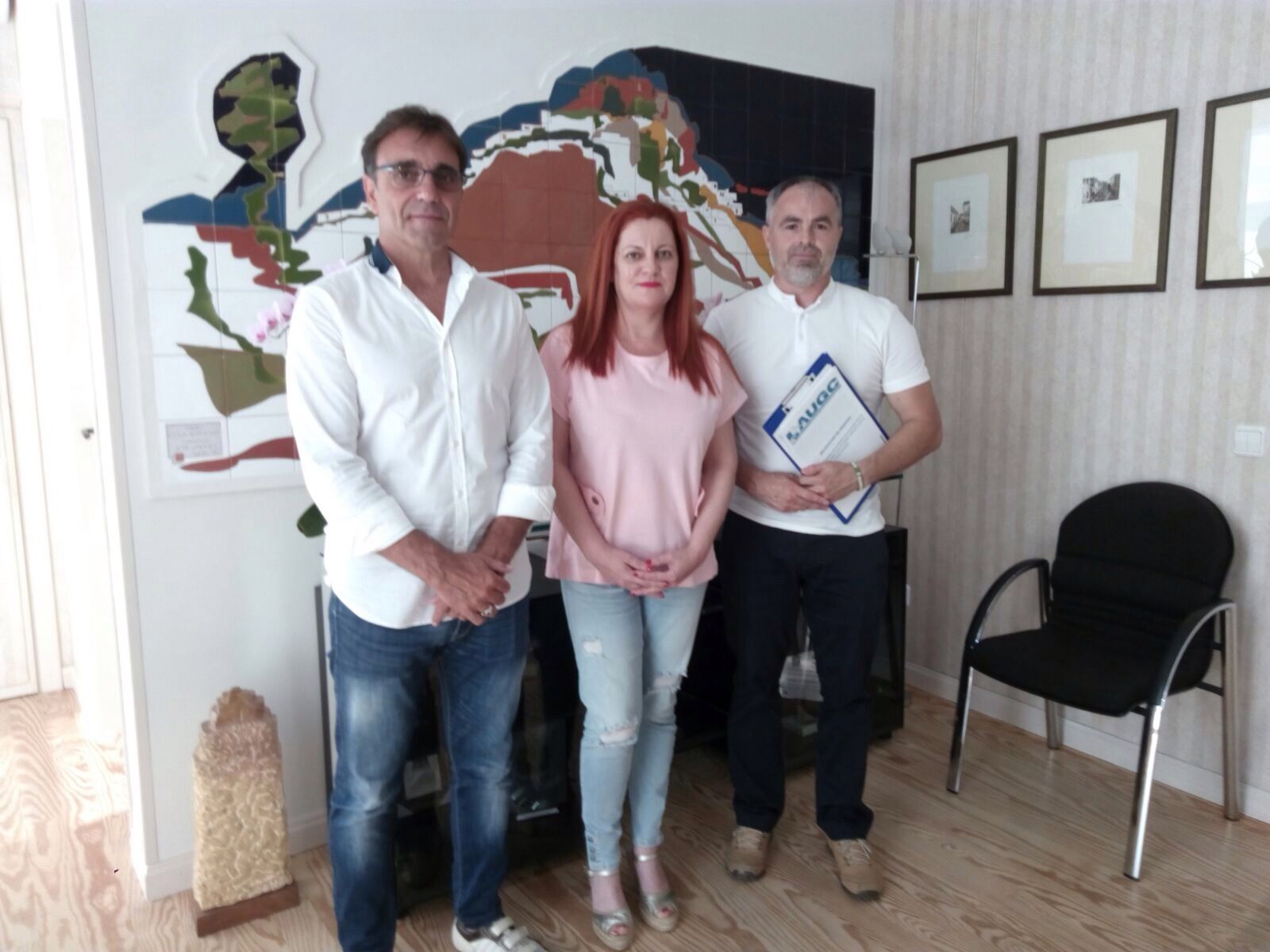 Los representantes de AUGC posan con la alcaldesa de Salobreña.