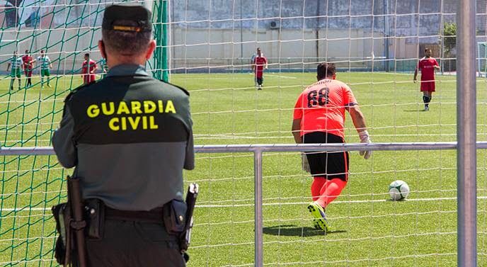 Un guardia civil presta servicio durante la disputa de un partido de fútbol.