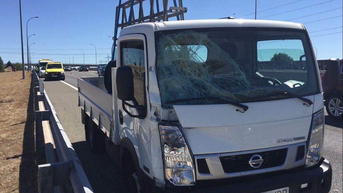 Estado en el que quedó el camión tras el atropello al guardia civil.