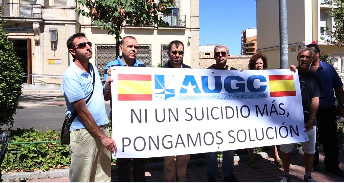 Concentración de representantes de AUGC Badajoz esta mañana frente a la Delegación del Gobierno.