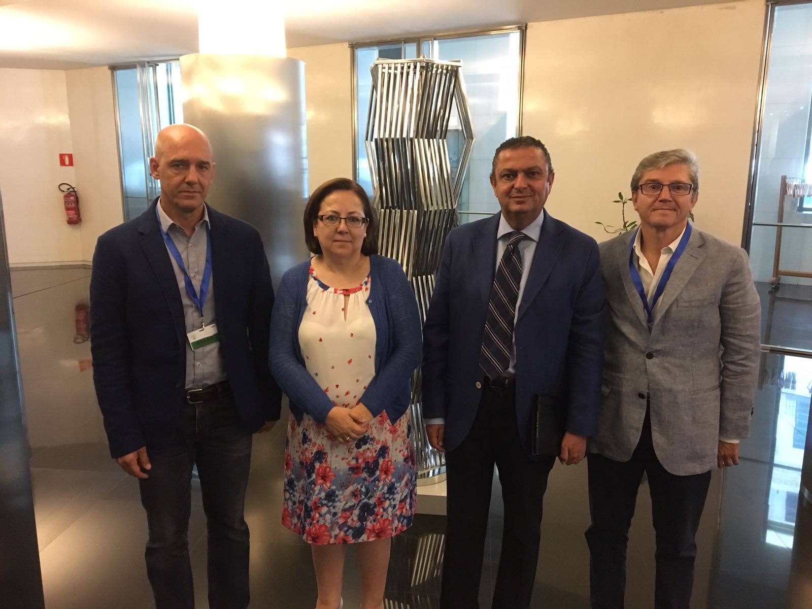 Juan Liébana (izqda), secretario nacional de Relaciones Institucionales de AUGC, y Mariano Casado (dcha.), asesor jurídico nacional de AUGC, posan junto a los representantes del Grupo Popular.