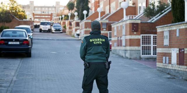 Un guardia civil vigila una urbanización. Un guardia civil vigila una urbanización.