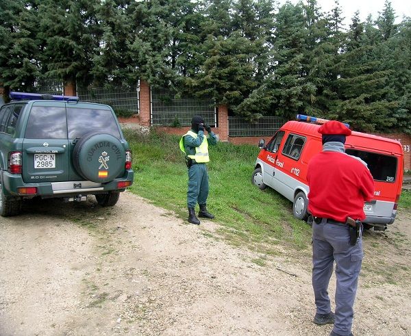 Un guardia civil junto a un agente de la Policía Foral de Navarra.