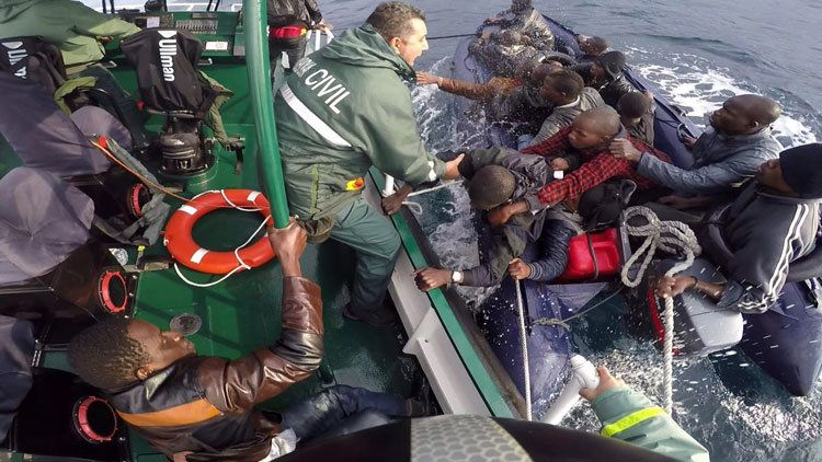 Rescate de un grupo de inmigrantes a bordo de una patera.