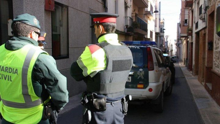 Un guardia civil, junto a un mosso.