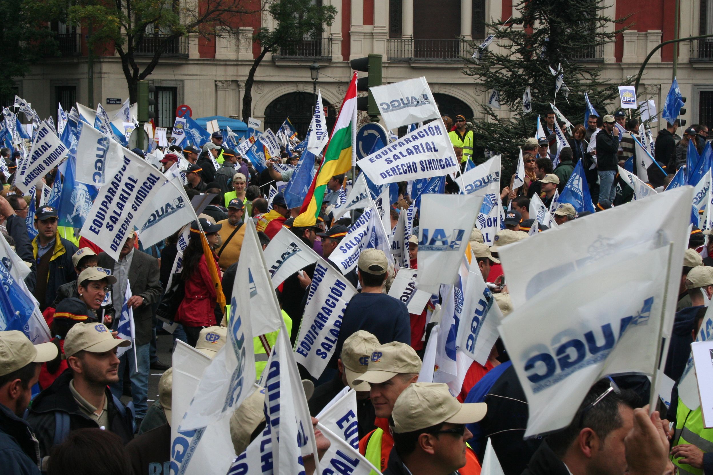 Imagen de la manifestación conjunta con la Policía Nacional en octubre de 2008, donde AUGC reclamó la equiparación salarial.