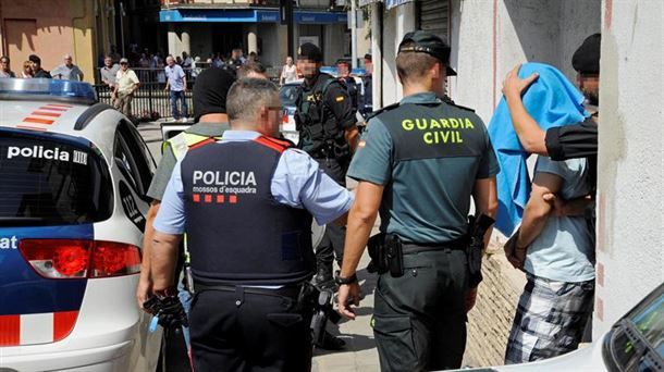 Un guardia civil junto a un mosso.