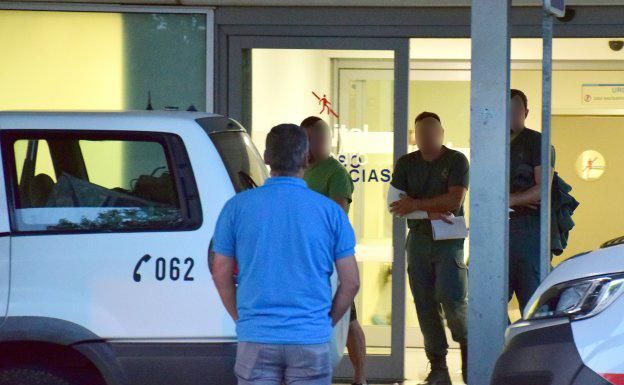 Uno de los agentes heridos abandona el centro hospitarlario tras ser atendido de sus heridas. Foto: Miguel Herreros / larioja.com