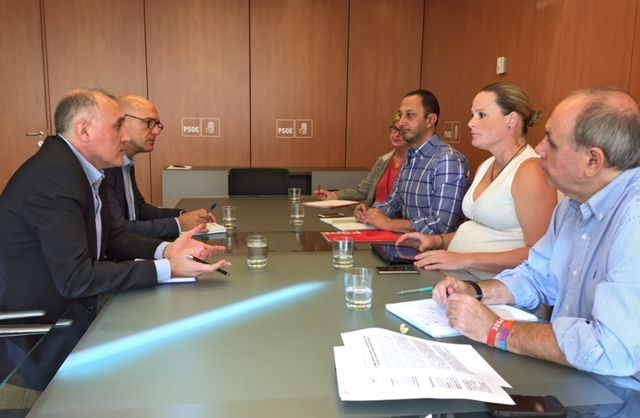 El secretario general de AUGC, Alberto Moya, y el secretario nacional de Relaciones Institucionales, Juan Liébana (izquierda), con los representantes del PSOE durante la reunión mantenida ayer.