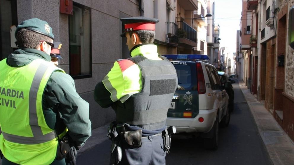 Un guardia civil junto a un mosso.