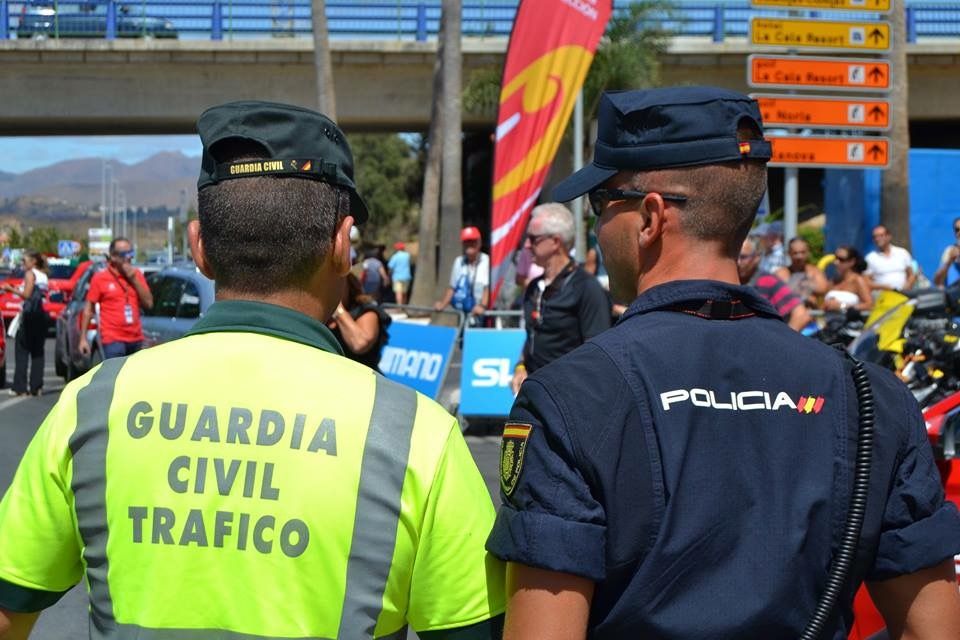 Un guardia civil junto a un policía nacional.