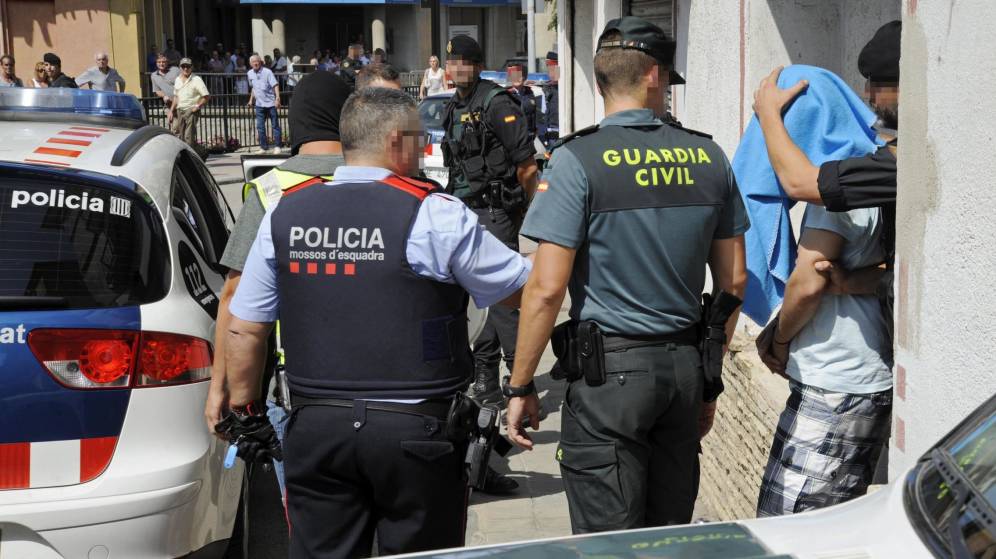 Un mosso junto a un guardia civil