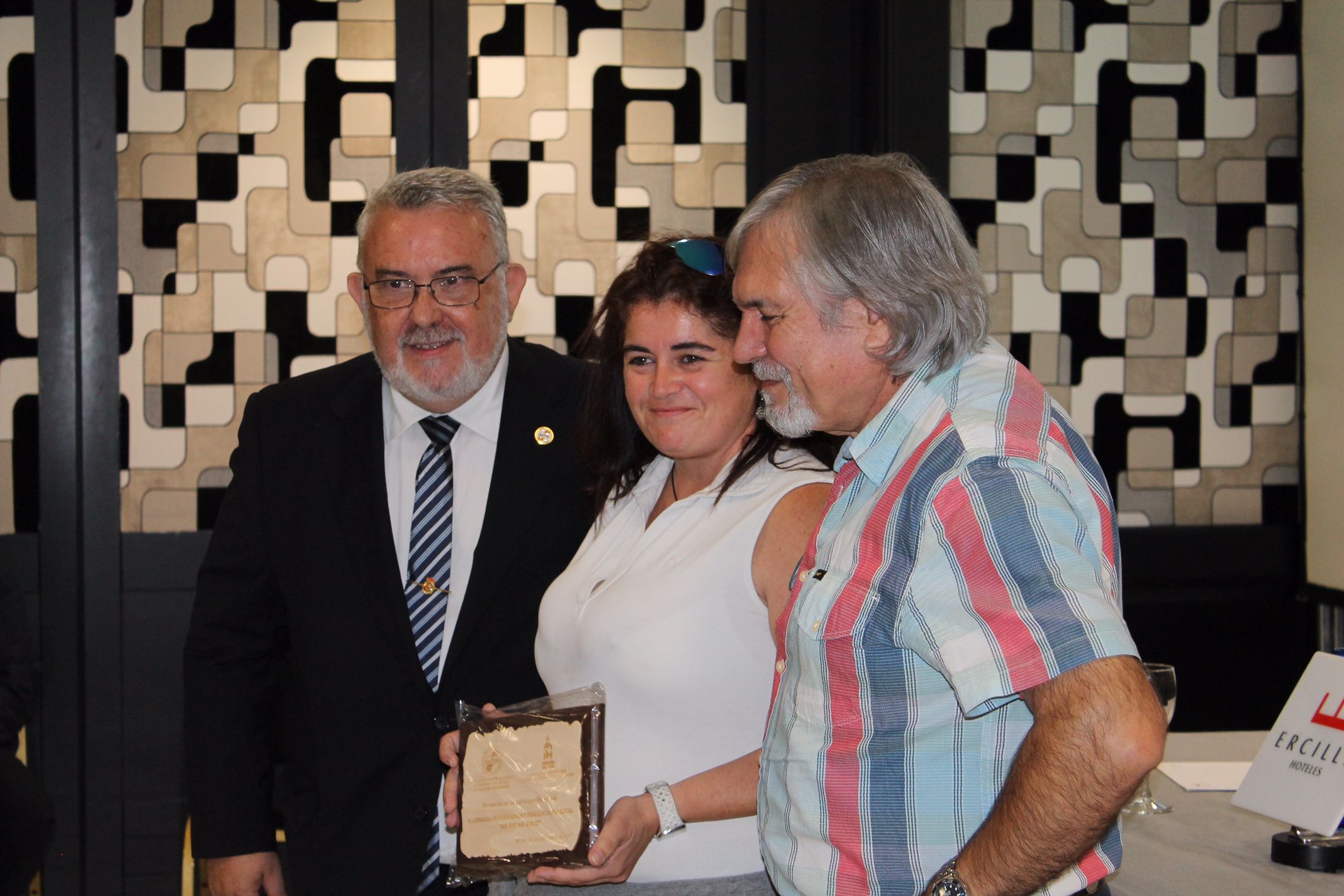 Verónica López, representante de AUGC en Vizcaya, recogió la placa concedida en reconocimiento al apoyo que nuestra asociación siempre ha prestado a las víctimas del terrorismo.