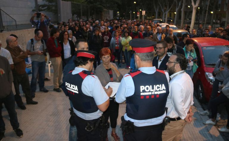 Plano general de votantes a las puertas de un colegio mientras los Mossos levantan acta / Jordi Marsal (ACN)
