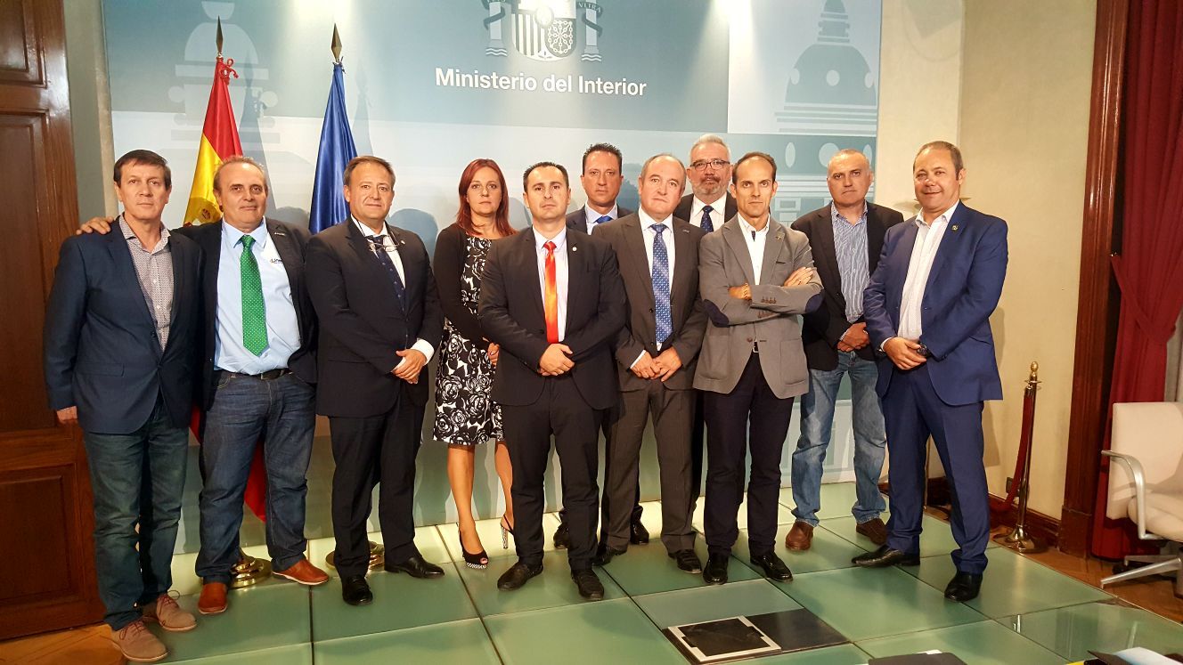 Foto de grupo de los representantes de las asociaciones profesionales de la Guardia Civil y de los sindicatos de la Policía tras la reunión mantenida ayer con el ministro del Interior.
