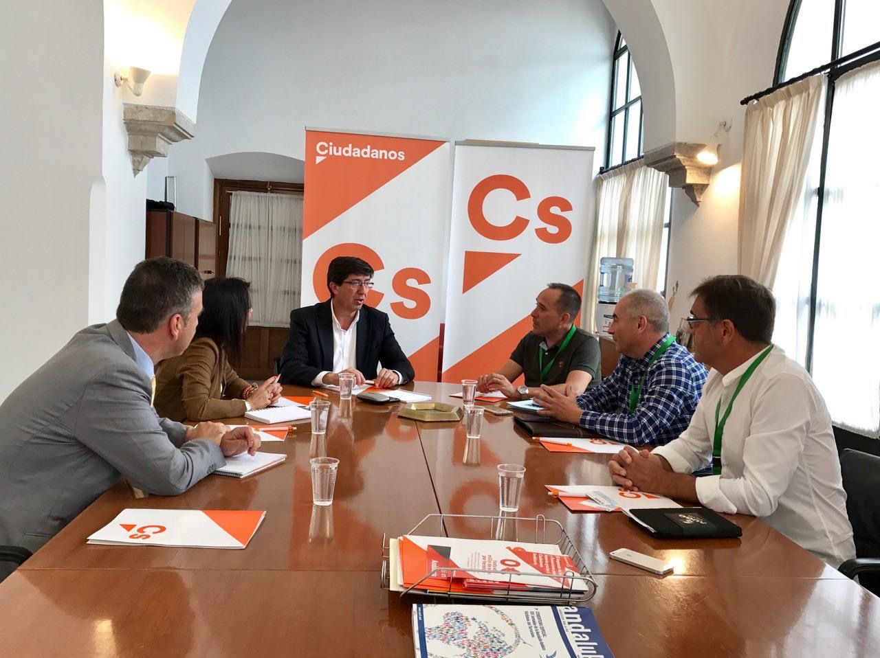 Representantes de AUGC y de Ciudadanos en un momento del encuentro celebrado en el Parlamento de Andalucía.