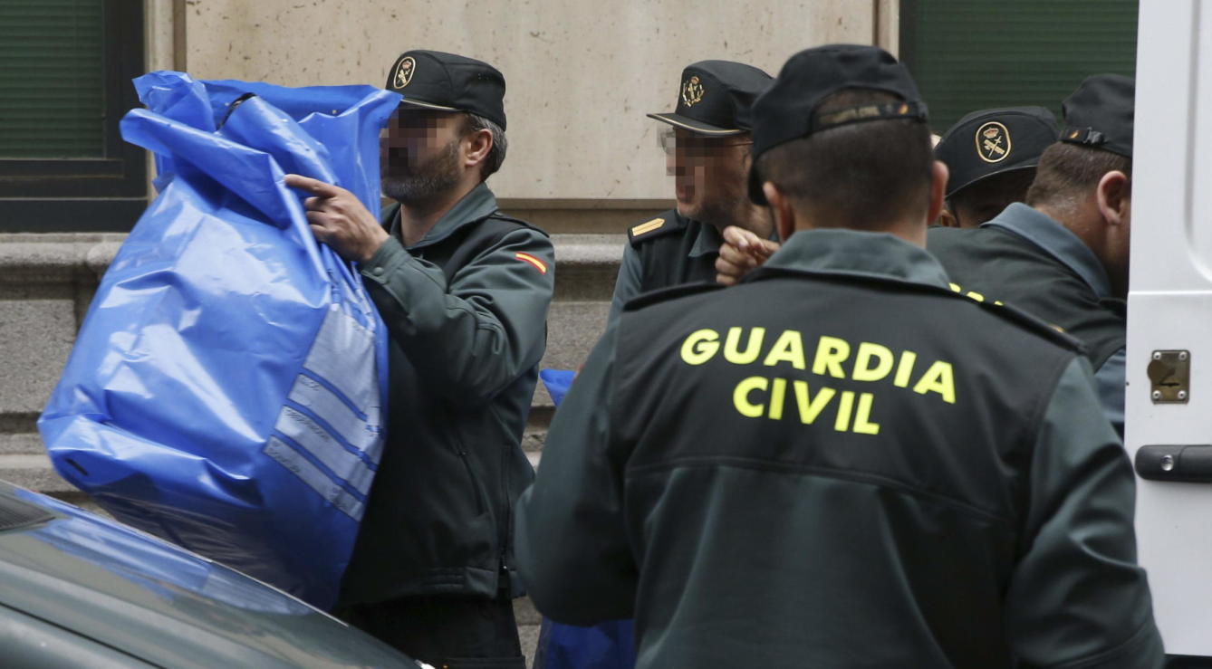 Agentes de la Guardia Civil durante una operación en Cataluña. Foto EFE