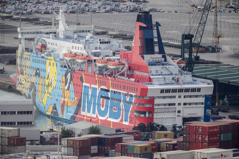Uno de los barcos en los que están alojados los guardias civiles en Barcelona.
