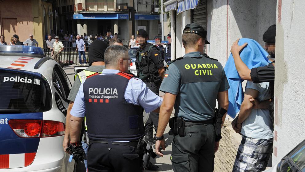 El salario de un guardia civil es muy inferior al de un mosso, pese a realizar las mismas funciones.