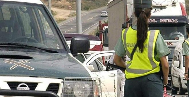 Una mujer guardia civil durante un servicio.