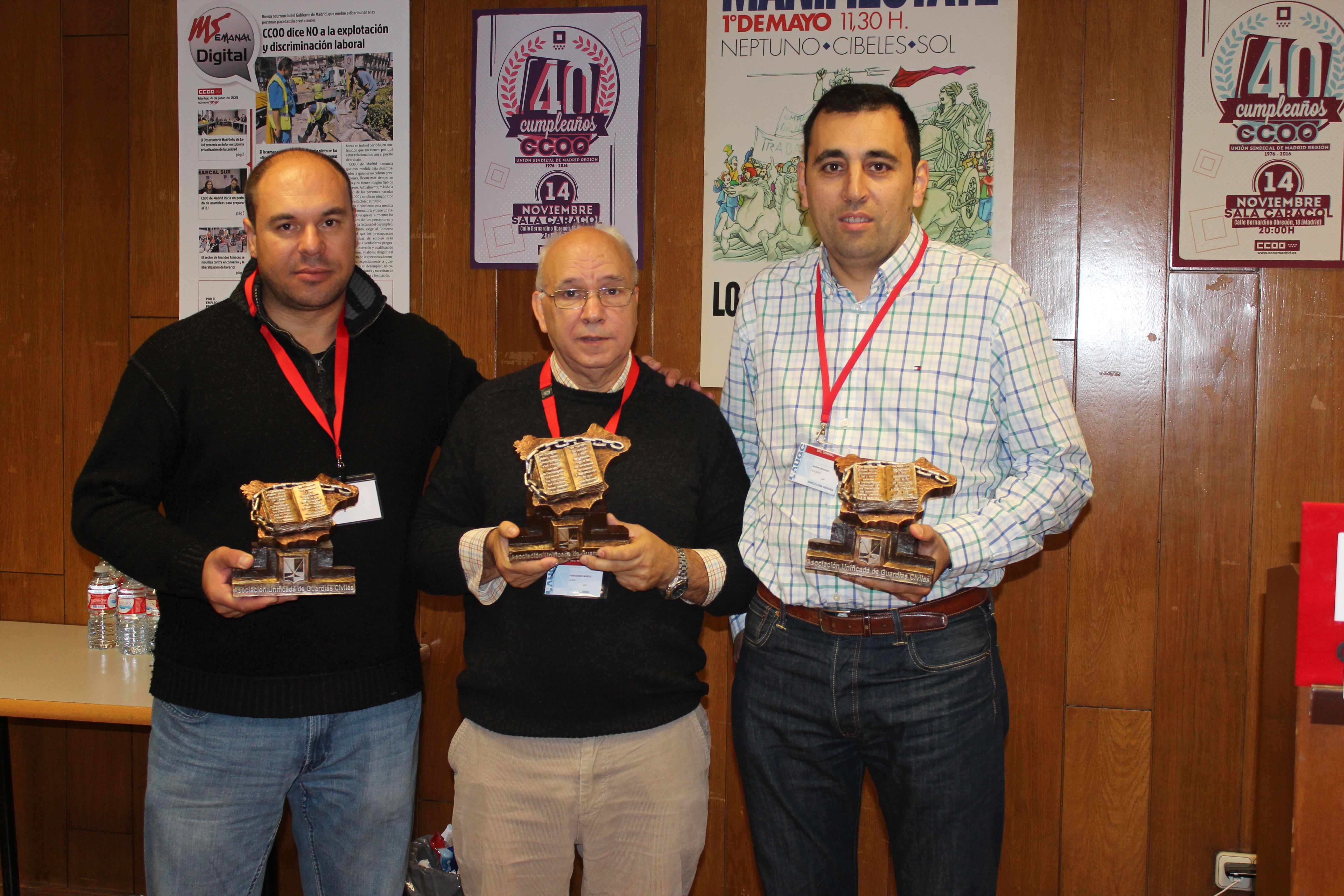 De izquierda a derecha, David Domínguez, secretario general provincial de AUGC Tarragona; Juan Fernández, su homólogo en Lleida; y Alfonso Merino, de la delegación de Barcelona-Girona, que han sido homenajeados en al arranque