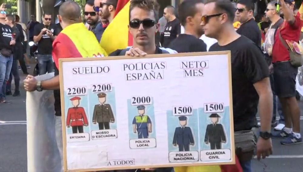 Un manifestante pide la equiparación salarial de guardias civiles y policías nacionales con policías autonómicas y locales. Foto: Antena  3