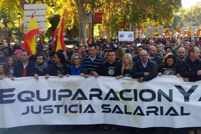 Una imagen de la manifestación celebrada el pasado sábado en Madrid por Jusapol, y a la que se sumó AUGC, convocada para reclamar equiparación salarial para policías nacionales y guardias civiles.