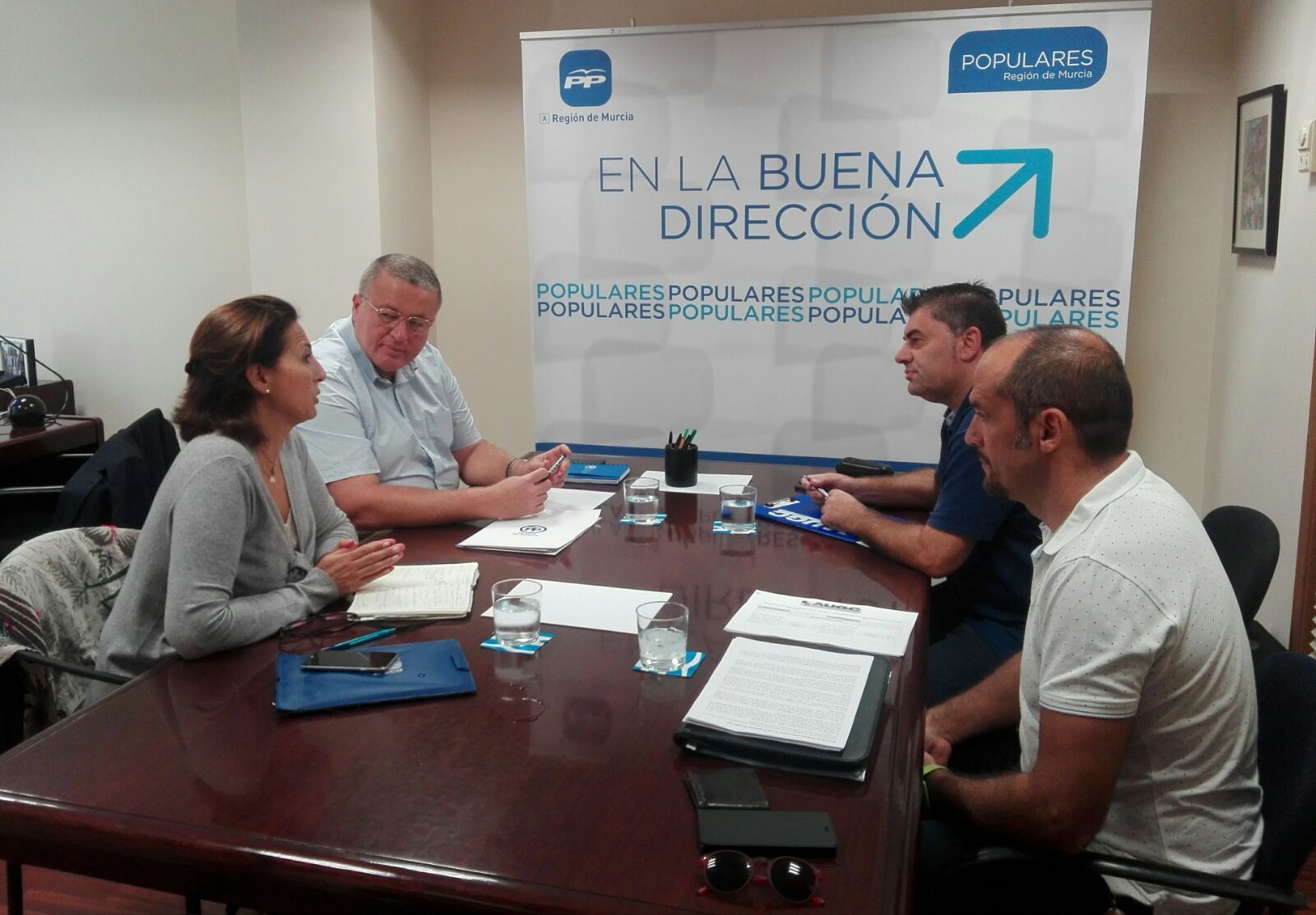 Los representantes de AUGC Murcia (dcha.) en un momento de la reunión con miembros del Partido Popular en la Región.
