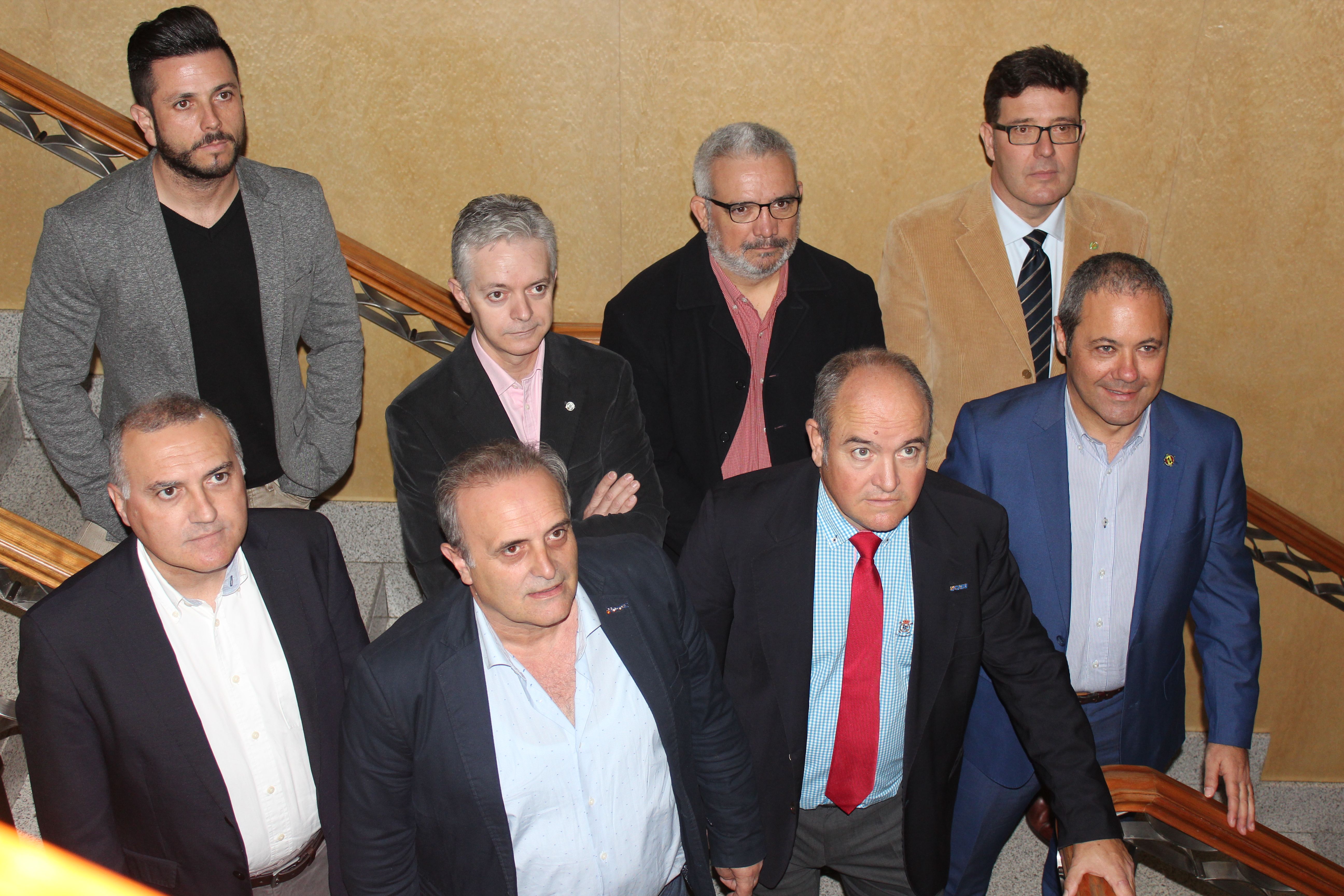 Los representantes de las asociaciones profesionales de la Guardia Civil -Alberto Moya, primero por la izquierda, secretario general de AUGC- posan juntos antes de la rueda de prensa que ofrecieron en Madrid el pasado 21 de noviembre.