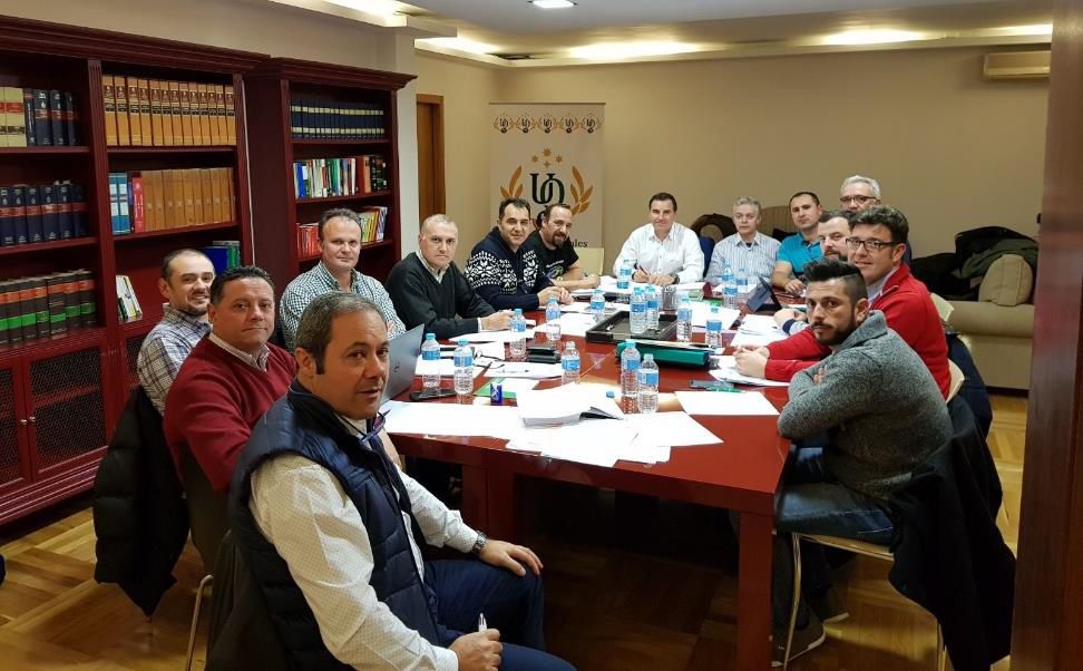 Los representantes de las asociaciones, en un momento de la reunión que mantuvieron ayer.