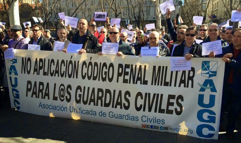 Imagen de archivo de una concentración convocada por AUGC frente al Ministerio del lnterior para reclamar que no se aplique el Código Penal Militar a los guardias civiles.