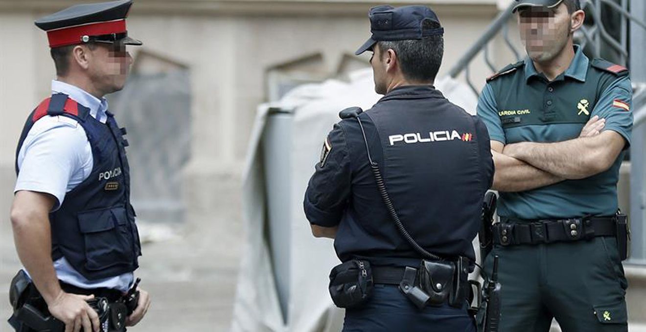 Un mosso, un policía nacional y un guardia civil. Mismas funciones, distinta retribución. Foto: EFE.