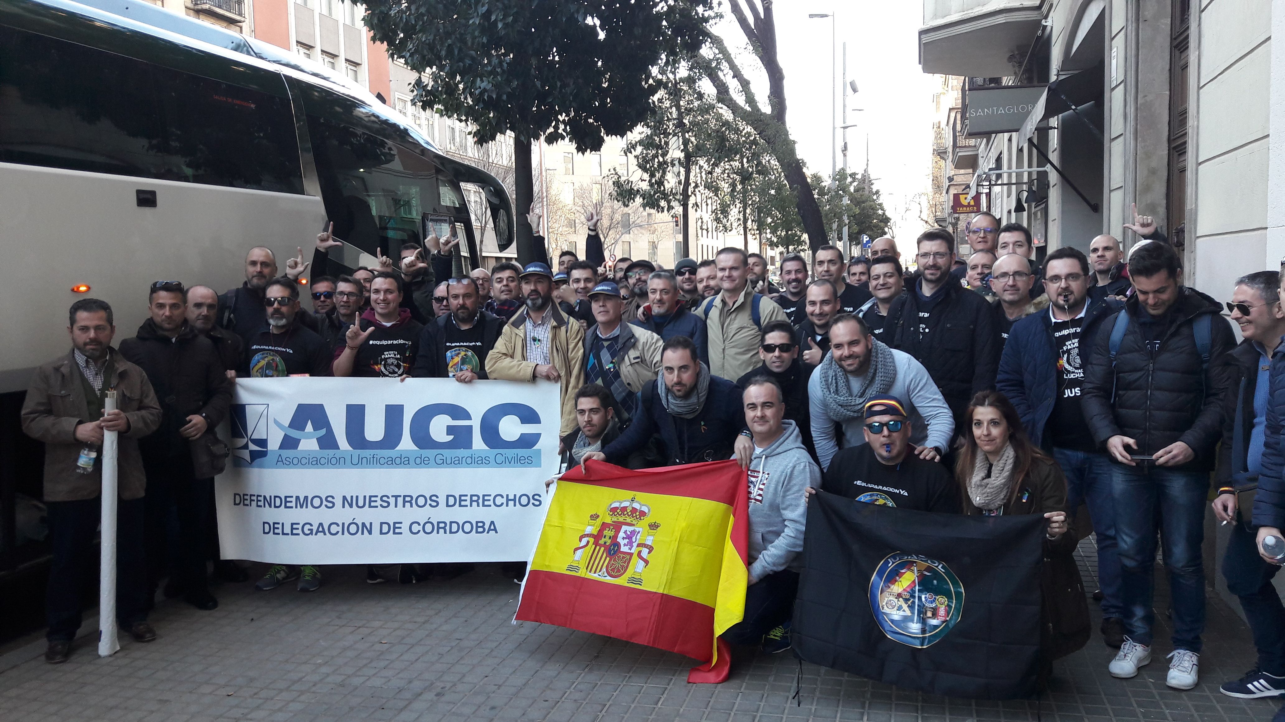 Un grupo de guardias civiles procedentes de la delegación de AUGC Córdoba que se manifestaron el pasado sábado en Barcelona.