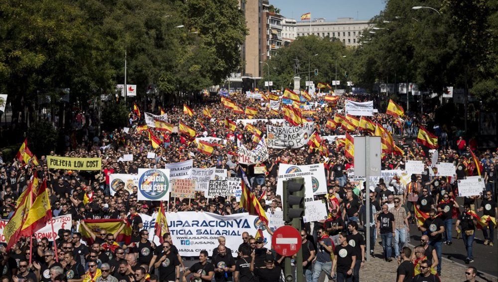 Imagen de archivo de una manifestación de guardias civiles y policías nacionales en reclamación de equiparación salarial con los cuerpos autonómicos.