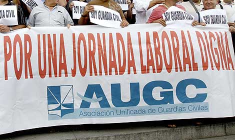 Una pancarta reivindica una jornada laboral digna