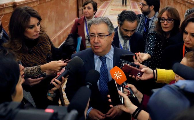 El ministro del Interior atiende a los medios tras su intervención en el Congreso.