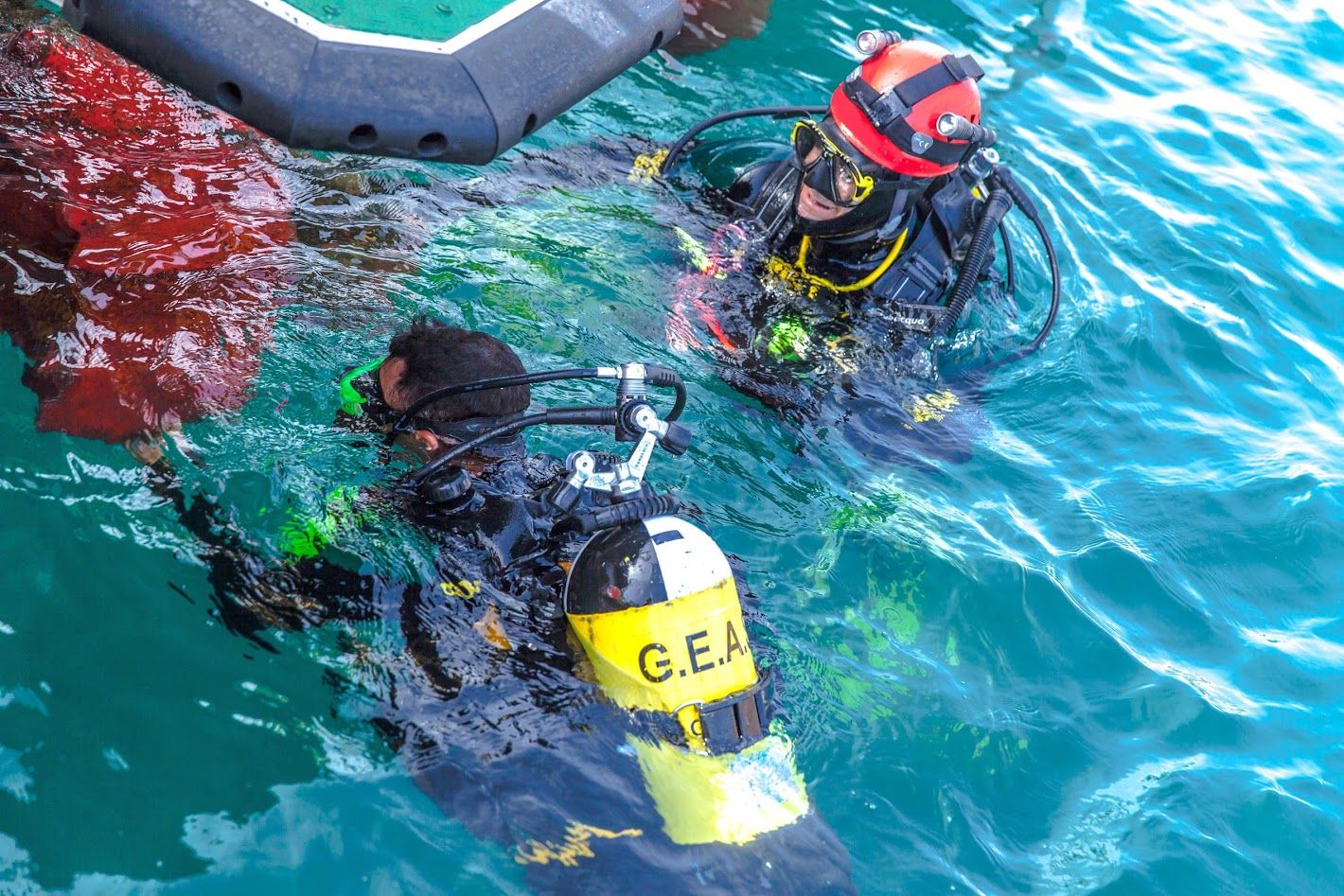Miembros del GEAS, durante una exploración subacuática.