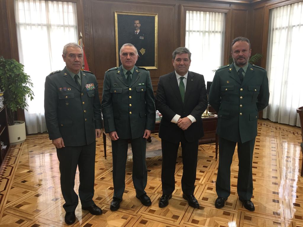 El secretario general de AUGC y el de Organización, Alberto Moya y José Cabrera Farfán, posan con el director general de la Guardia Civil, José Manuel Holgado, y su jefe de Gabinete.