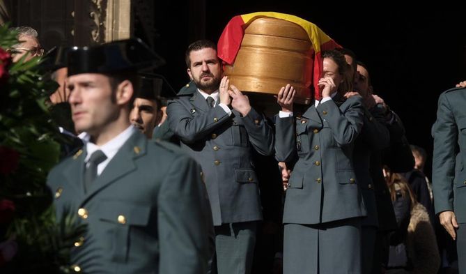 Compañeros de los dos guardias civiles abatidos en Teruel portal el féretro de uno de ellos.