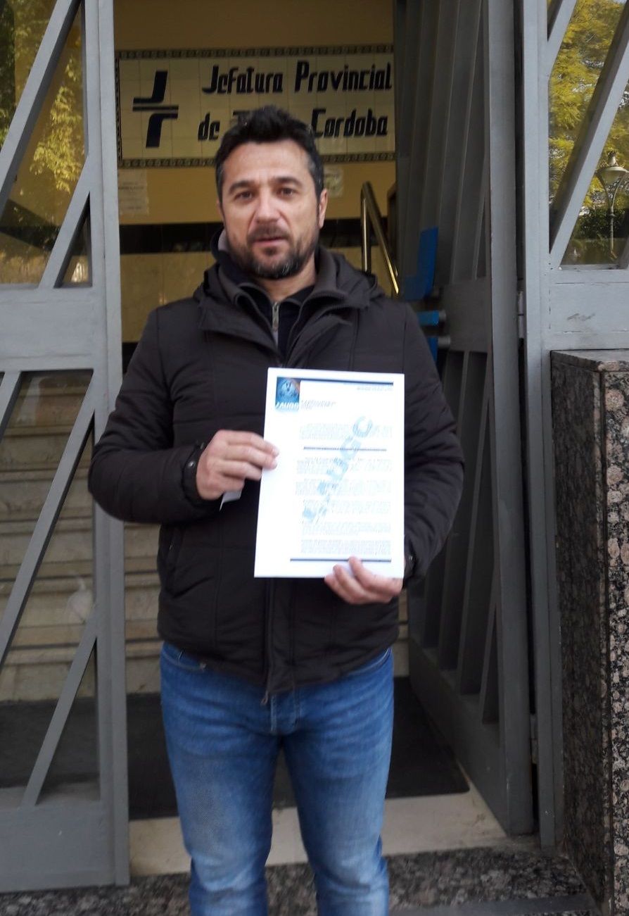 Juan Ostos entregando el escrito en la Jefatura Provincial de Tráfico de Córdoba