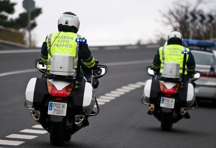 Dos motoristas de la Agrupación de Tráfico de la Guardia Civil.
