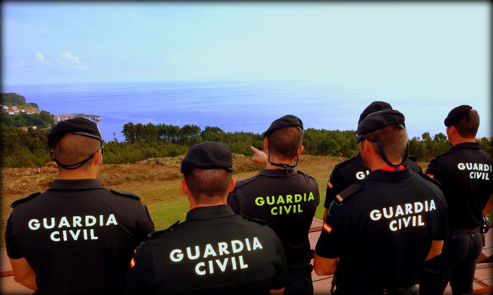 Un grupo de guardias civiles del GRS vigilando la costa.