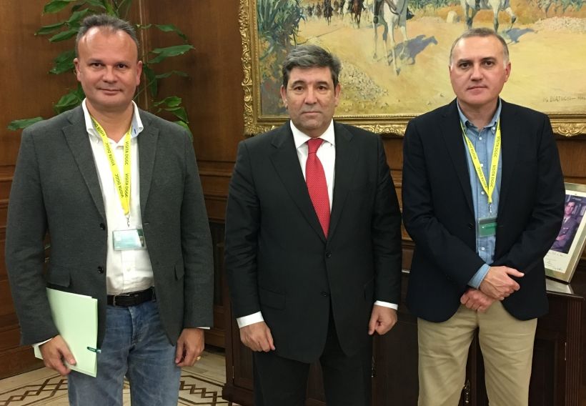 El director general de la Guardia Civil, José Manuel Holgado, en una imagen de archivo, flanqueado por José Cabrera Farfán (izqda.), secretario de Organización de AUGC, y Alberto Moya, secretario general de AUGC.